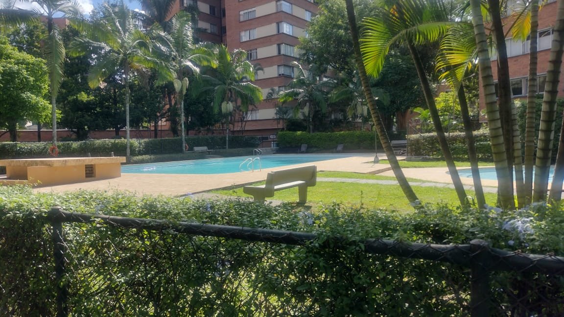 Apartamento en venta en Conquistadores, Medellín – 155 m² reformado con balcón