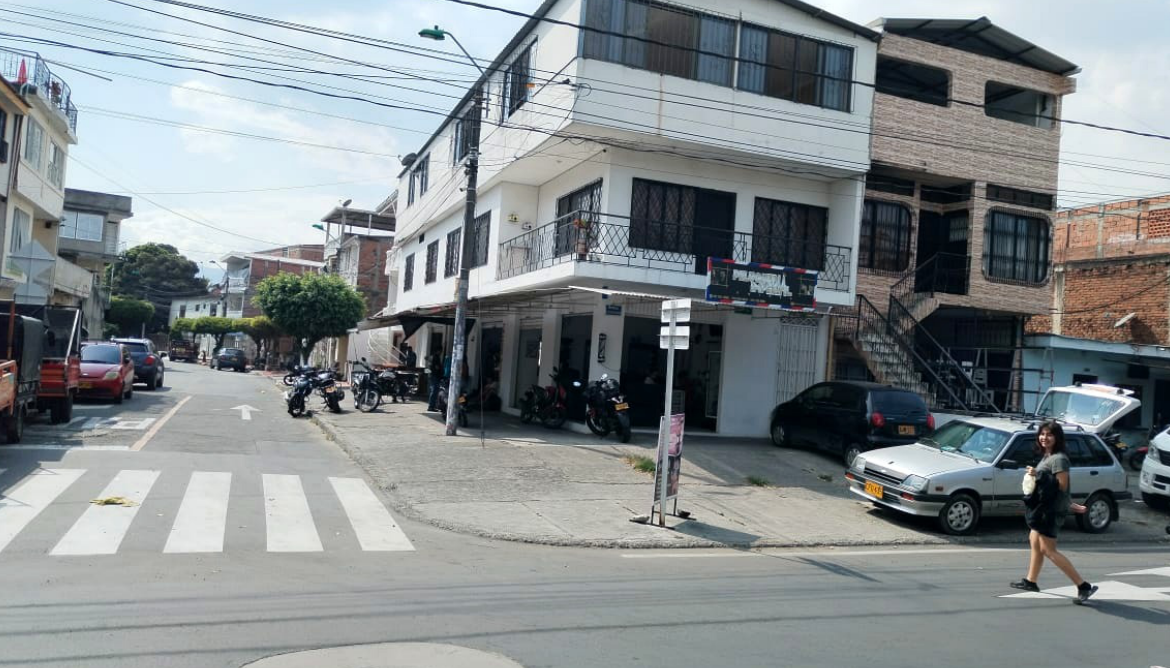 Propiedad de tres sobre la Avenida Simón Bolívar, barrio La Gran Colombia.