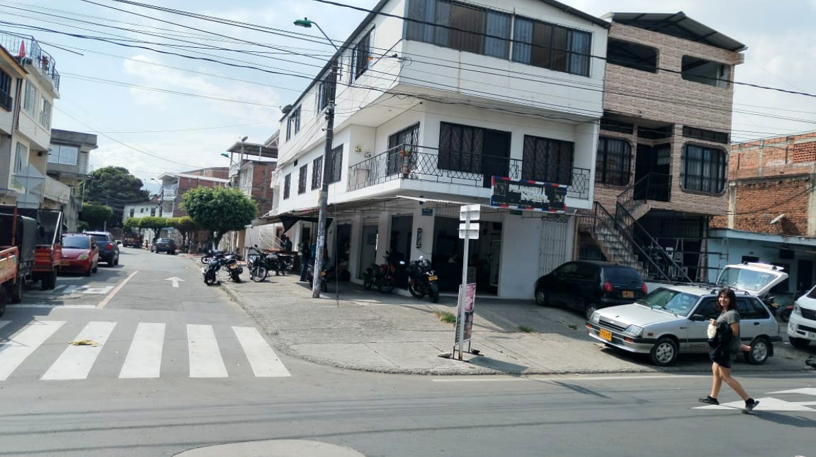pagina_2 Propiedad de tres sobre la Avenida Simón Bolívar, barrio La Gran Colombia.