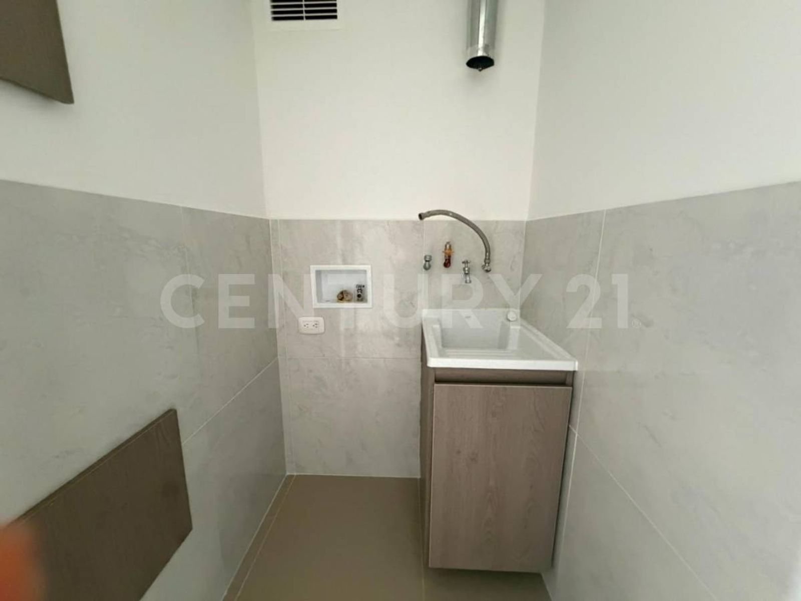 th.outside1200x1200.6a4e779d302a1_infocdn__6a4d6c131f5b9jpg Apartamento en Arriendo en Colina Campestre, Bogotá