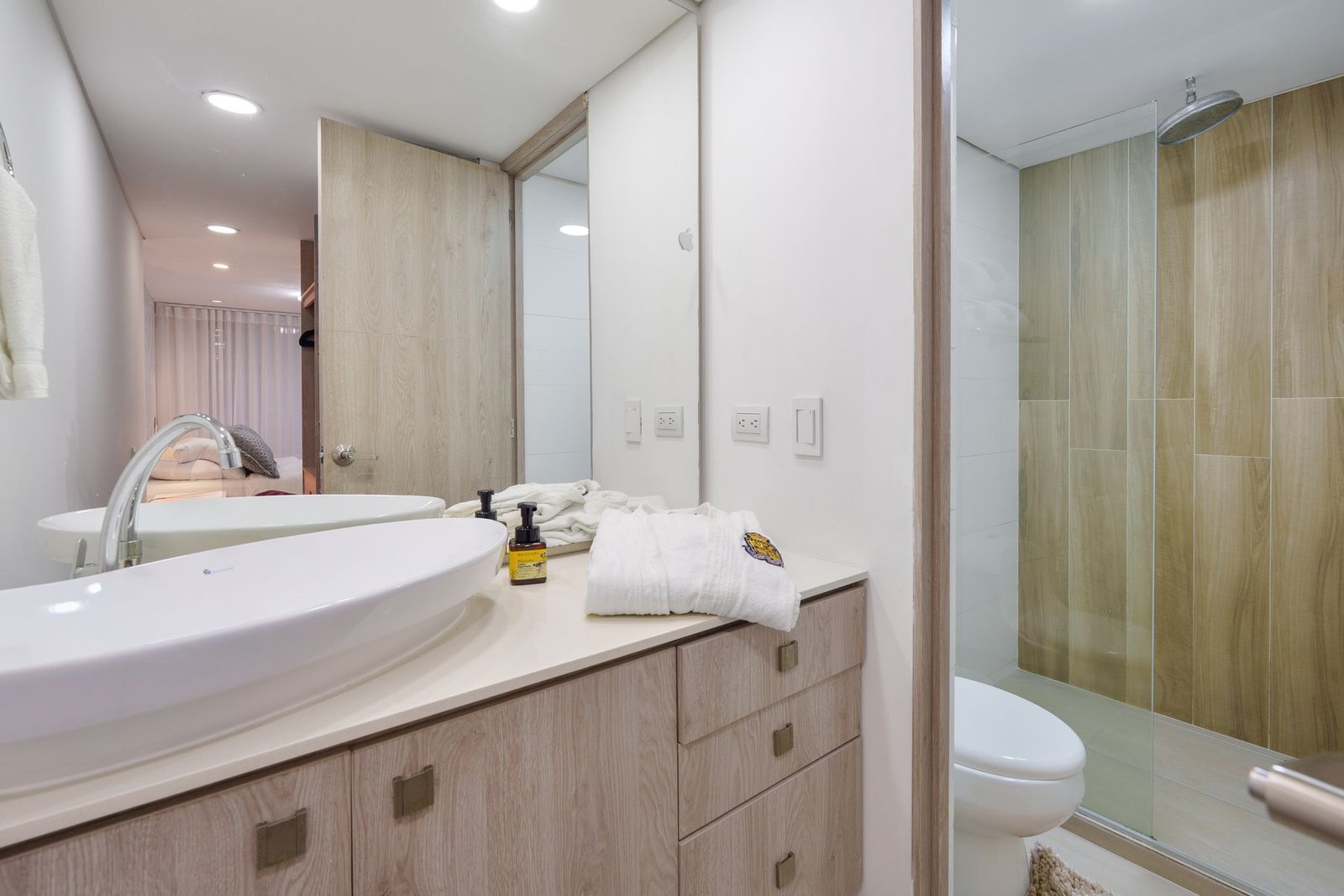 th.outside1200x1200.6a539f5be88e1_infocdn__wy8nkbwqtjmbw7h11eoibuqipkf7yg4xzvxcho0cjpg Apartamento en Arriendo en Laureles, Medellín