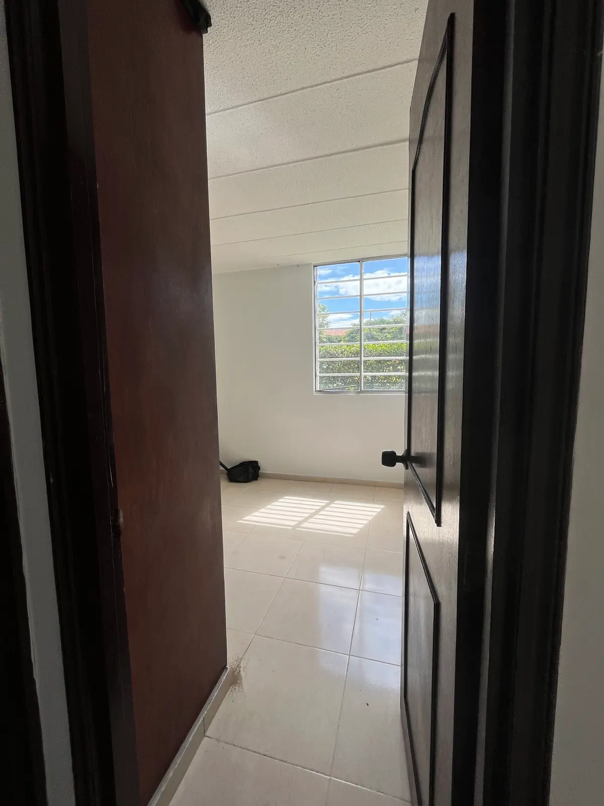 th.outside1200x1200.6a5e40b52a584_infocdn__zf4ldqfncmy1inzlhunmub4t1ysfximiwrdlhl7pjpg Apartamento en Arriendo en Valle del Lili, Cali