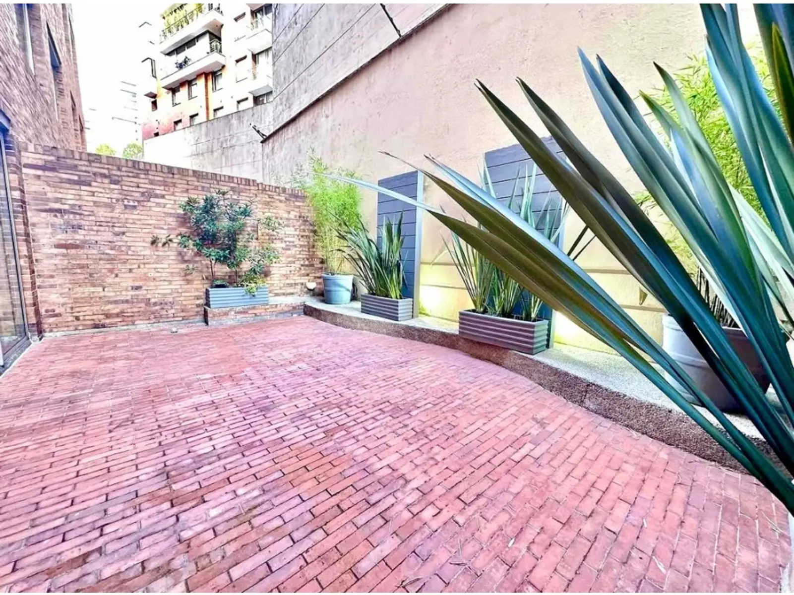 th.outside1200x1200.6a5e7175d21b7_infocdn__gr-arriendo-apartamento-con-terra-1784573490-6203-8673jpeg Apartamento en Arriendo en El refugio, Bogotá