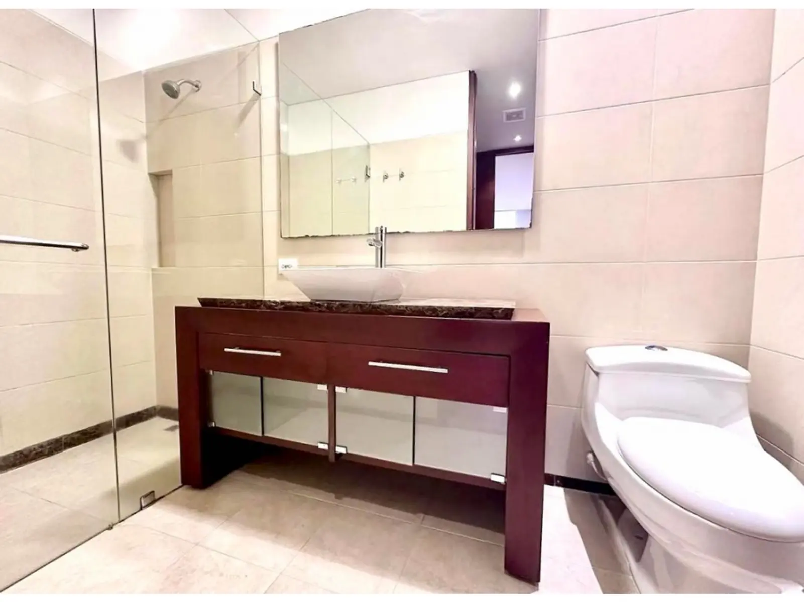 th.outside1200x1200.6a5e717b10fab_infocdn__gr-arriendo-apartamento-con-terra-1784573558-501-7243jpeg Apartamento en Arriendo en El refugio, Bogotá