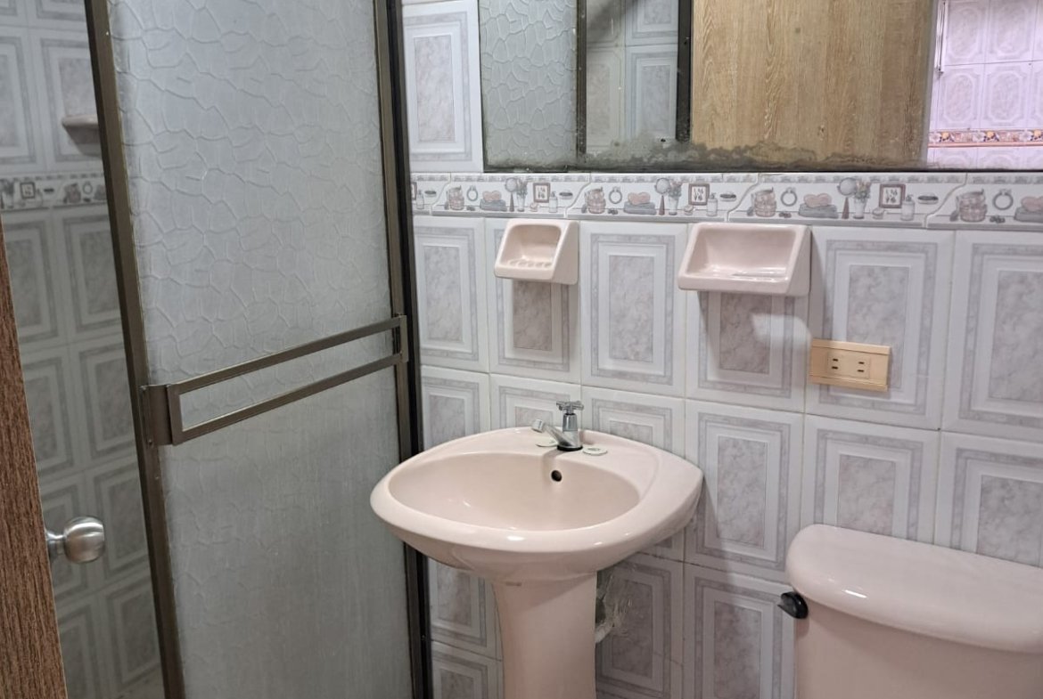 Venta de Casa de 2 Plantas en el Barrio Granada, Armenia, Quindío