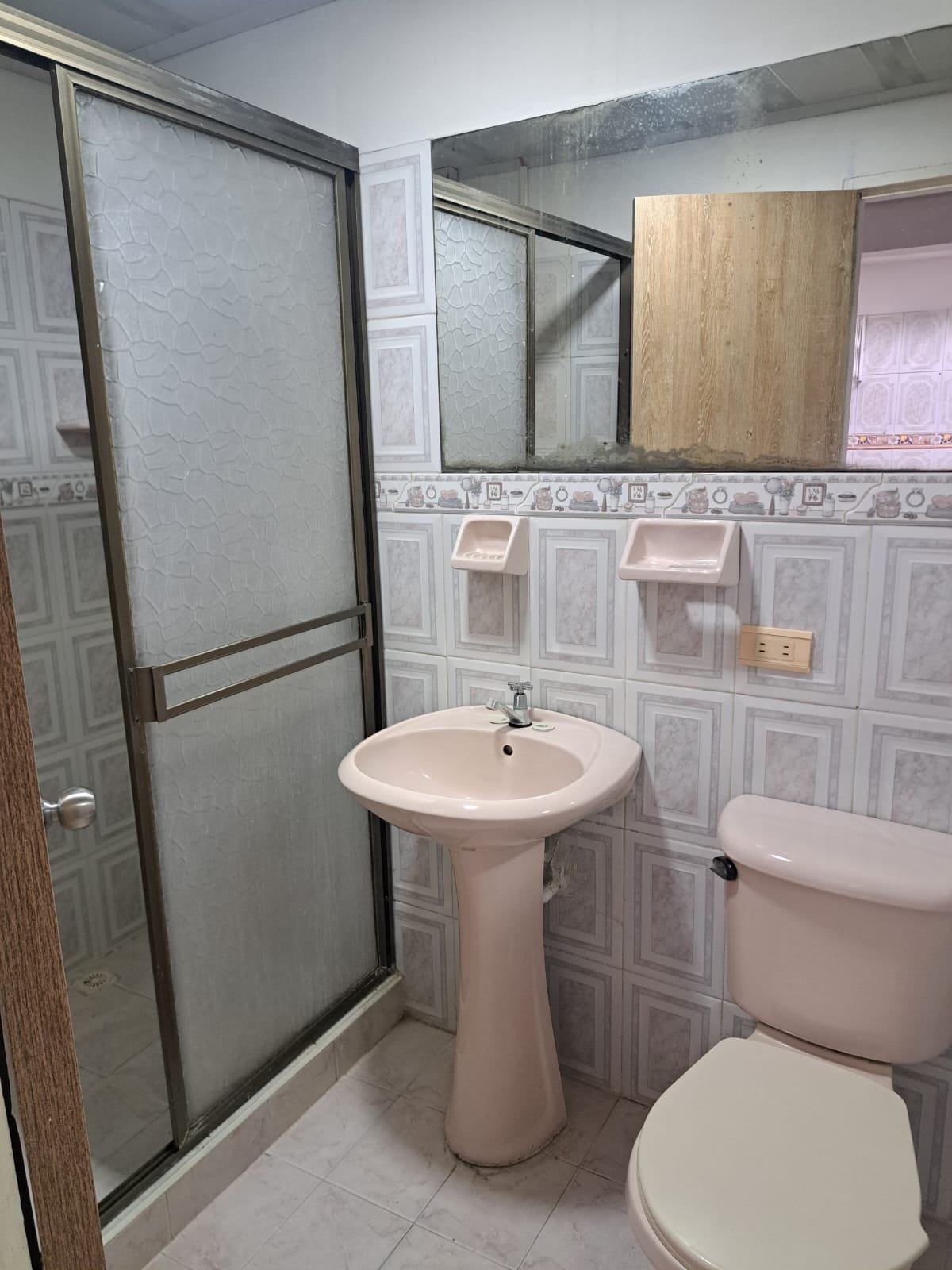 2d8cc8a6-df66-4645-b1cd-9e4ca22c0cd4 Venta de Casa de 2 Plantas en el Barrio Granada, Armenia, Quindío
