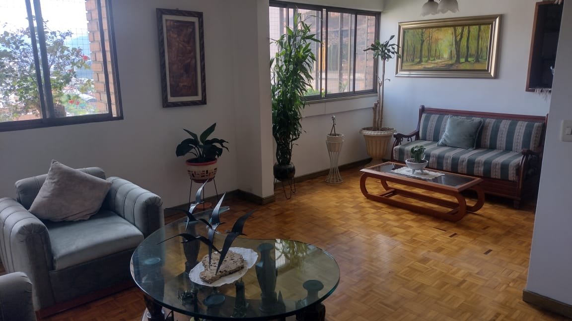 Apartamento en venta en el Centro de Medellín, sobre la Avenida La Playa