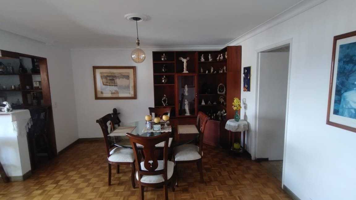 Apartamento en venta en el Centro de Medellín, sobre la Avenida La Playa