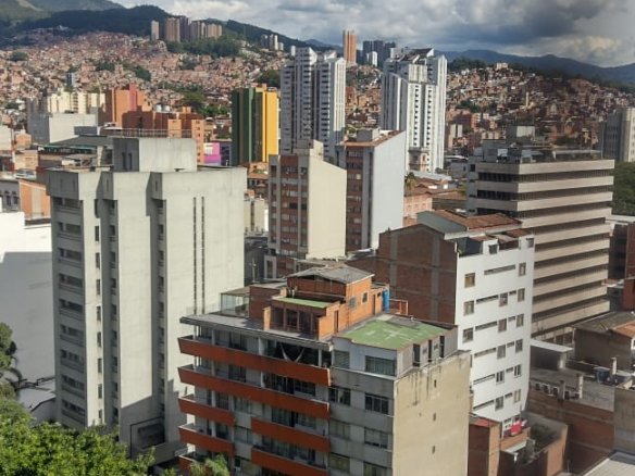 Apartamento en venta en el Centro de Medellín, sobre la Avenida La Playa