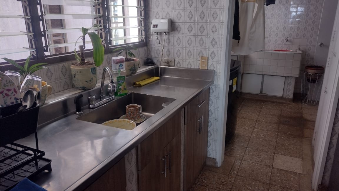 Apartamento en venta en el Centro de Medellín, sobre la Avenida La Playa