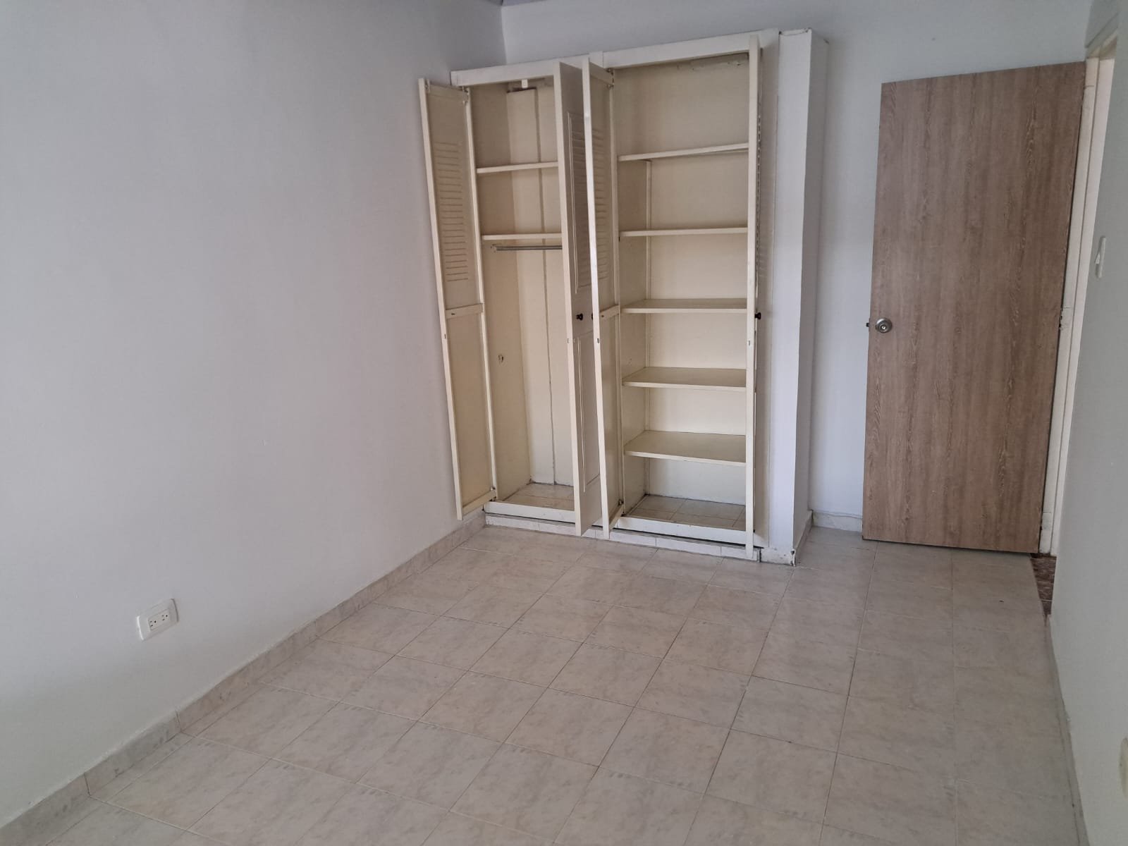 dbb8947a-78e0-4bbe-84c2-ccee3a125793 Venta de Casa de 2 Plantas en el Barrio Granada, Armenia, Quindío