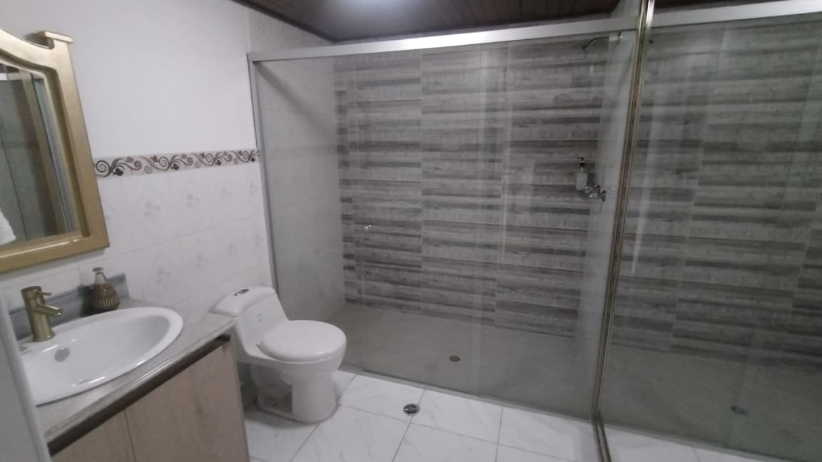 Apartamento en venta en el Centro de Medellín, sobre la Avenida La Playa