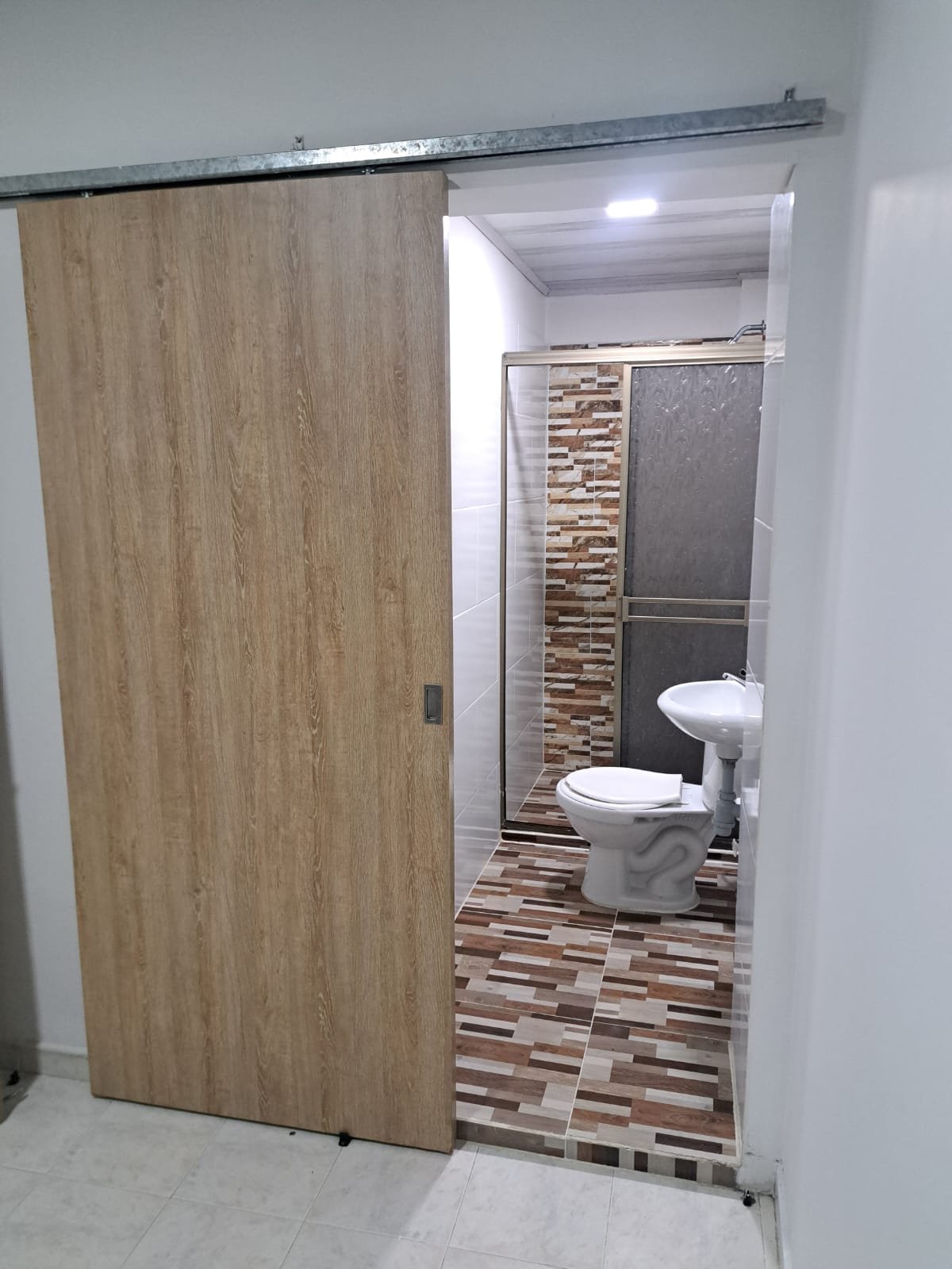 fedd7c9b-5827-44fd-9455-3f00ebba36cb Venta de Casa de 2 Plantas en el Barrio Granada, Armenia, Quindío