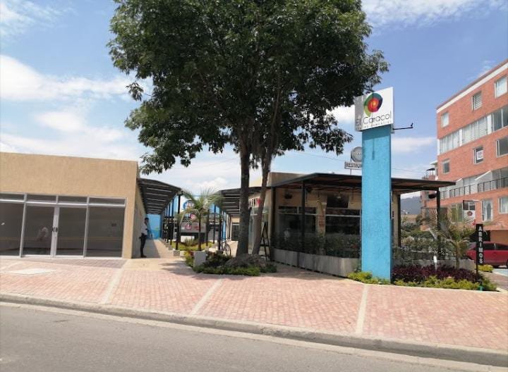 ARRIENDO LOCAL PAIPA BOYACA CENTRO COMERCIAL EL CARACOL 300 MTS
