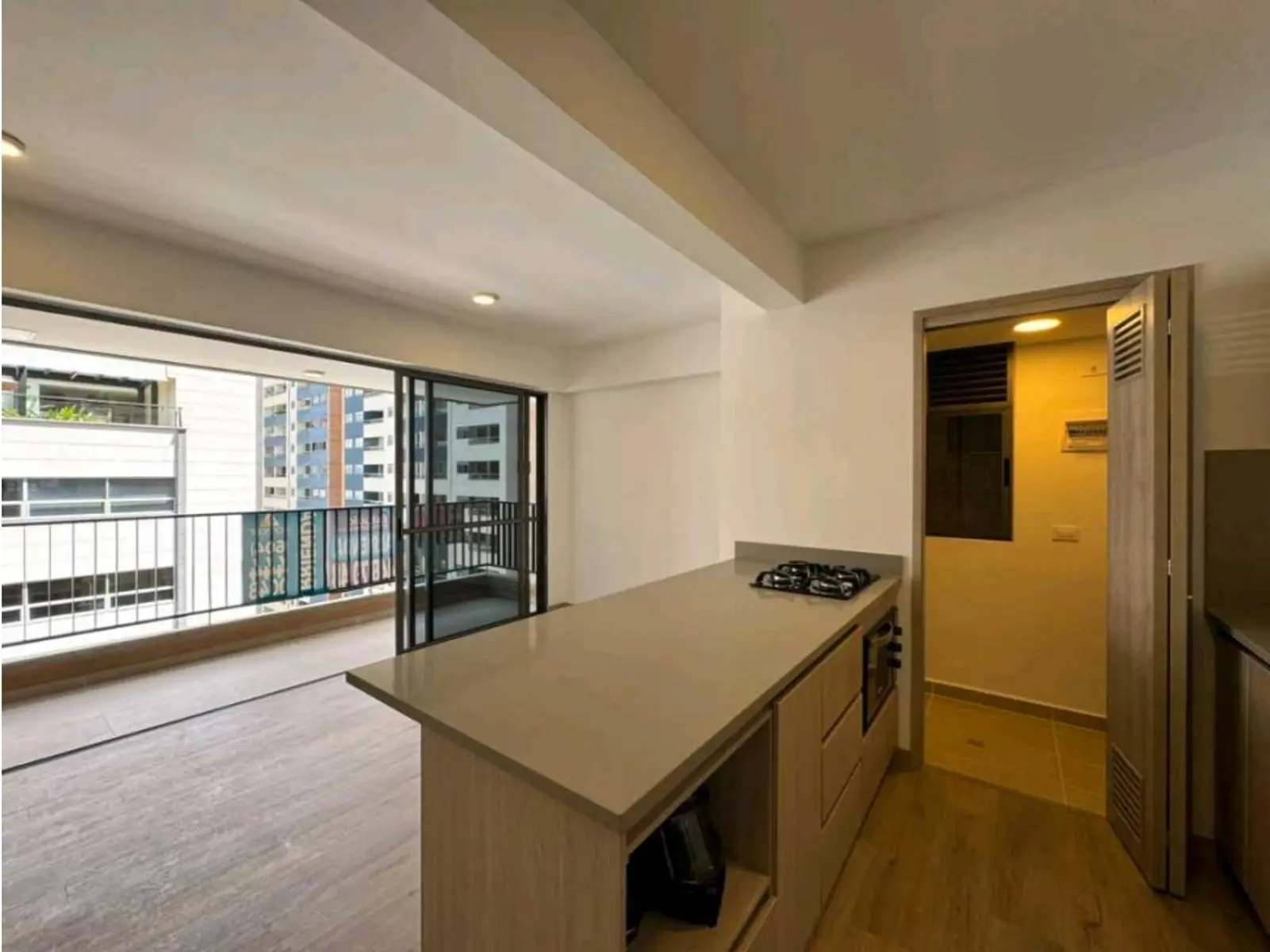 th.outside1200x1200.6a6e4362c5b8f_infocdn__gr-copia-de-amplio-apartamento-ci-1785608620-7057-7464jpeg Apartamento en Arriendo en Ciudad del Río, Medellín