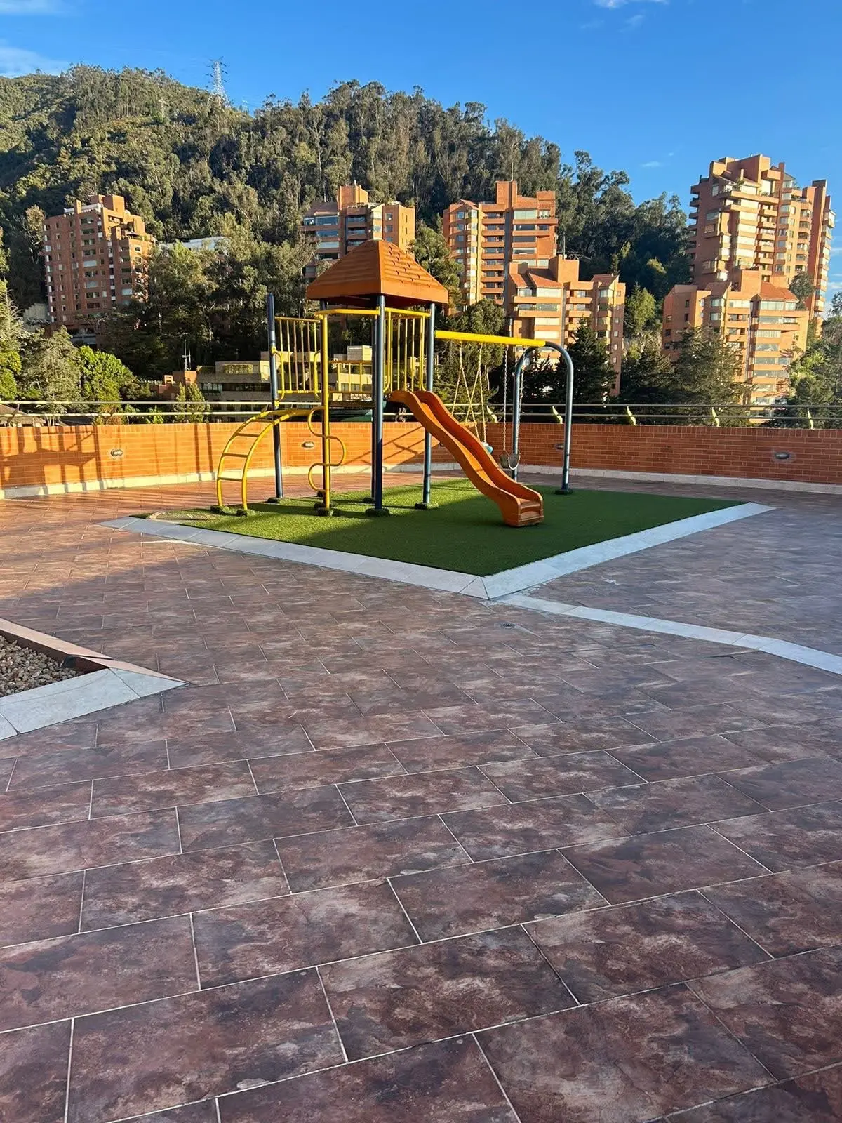 th.outside1200x1200.6a709977bf5a7_infocdn__loskemwo64tl23a3dxcehxiei95jcoef263lvoxfjpg Apartamento en Arriendo en El refugio, Bogotá