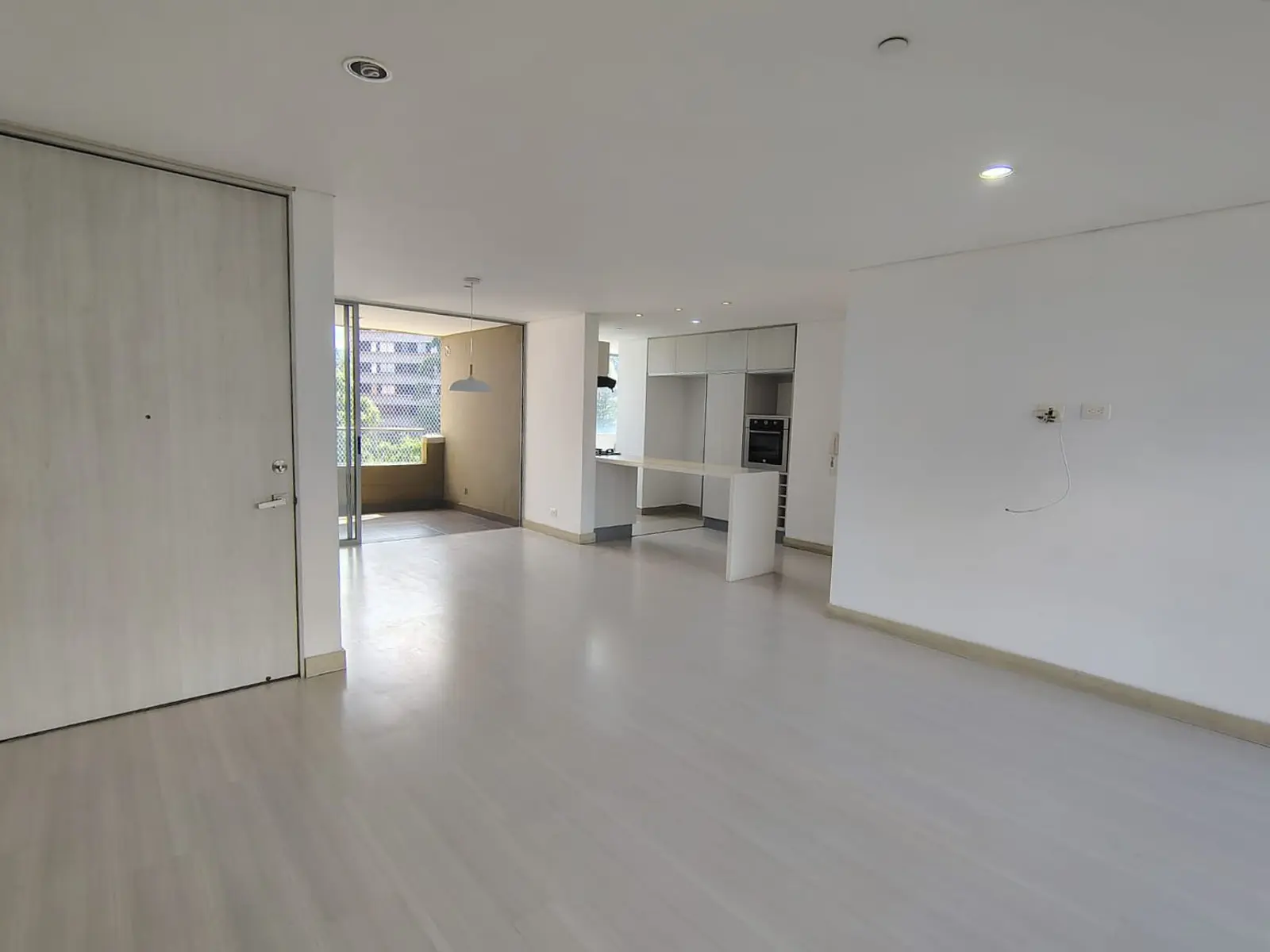 th.outside1200x1200.6a7de455004d3_infocdn__mwwkx4eyjb6uizchr59uoutyepxnioajxtq9qk2ojpg Apartamento en Arriendo en Envigado