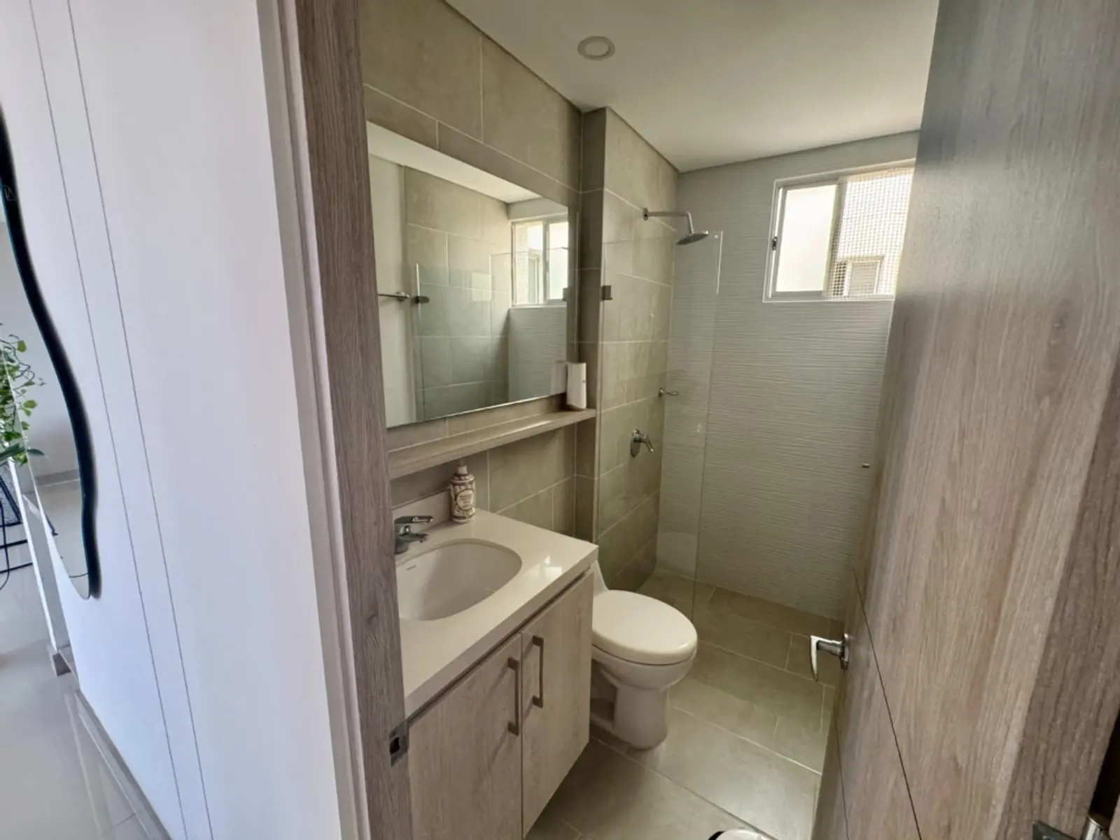 th.outside1200x1200.6a81d0792d37f_infocdn__7611-1-1785863491-8jpg Apartamento en Arriendo en Valle del Lili, Cali