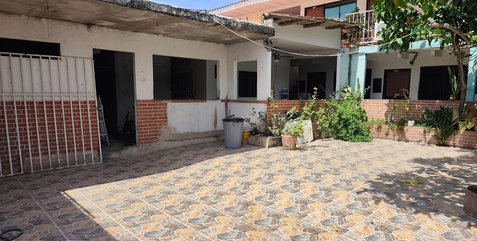 PROPIEDAD DE 600 M2, HOSTAL, LOCALES COMERCIALES Y CASA LOTE EN SANTA MARTA