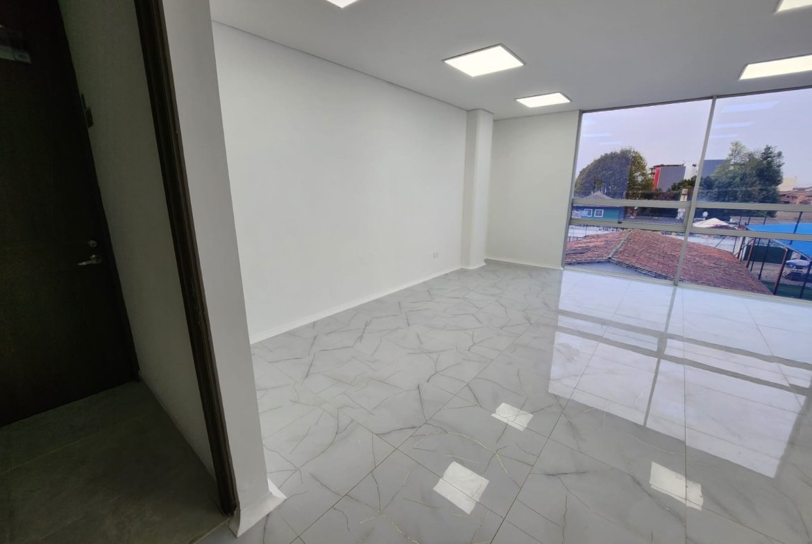 Oficina en venta en Chía, 27,07 m² remodelada con parqueadero