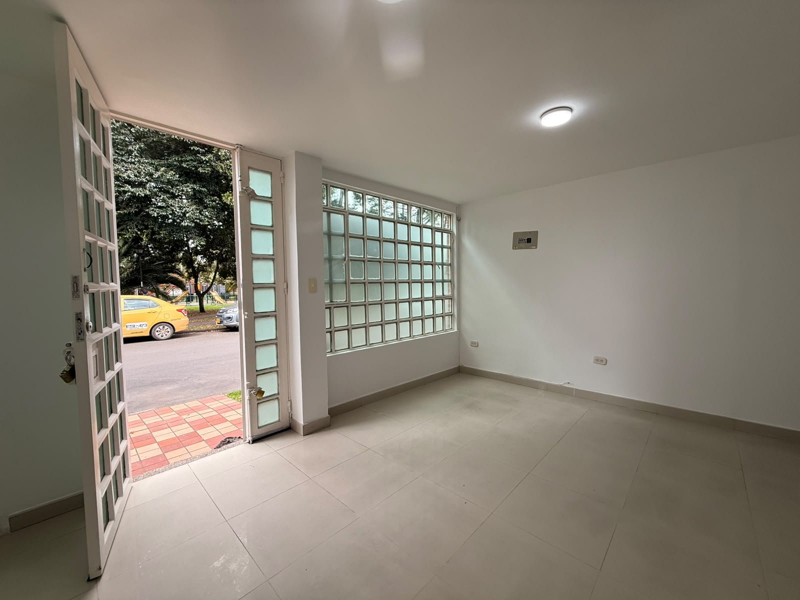 314202-454753-1089560530672754 Se arrienda oficina barrio La Esmeralda Bogota