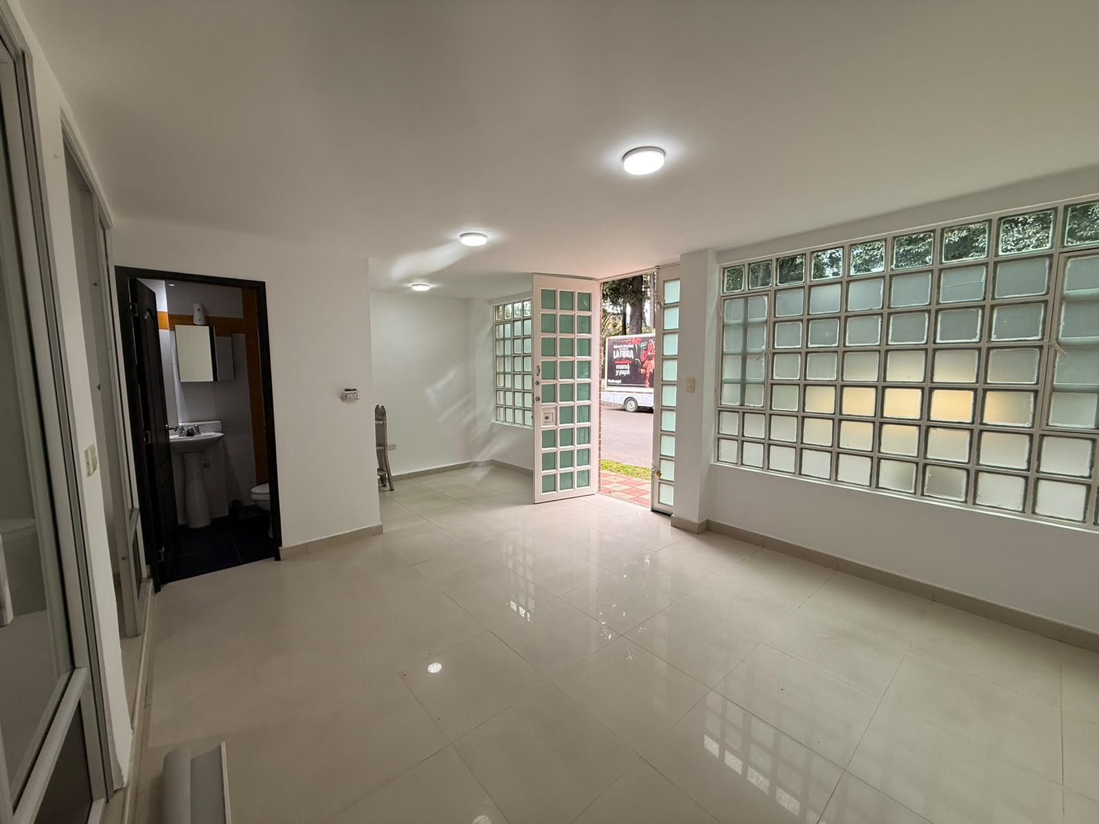 314202-454753-1125294909832889 Se arrienda oficina barrio La Esmeralda Bogota