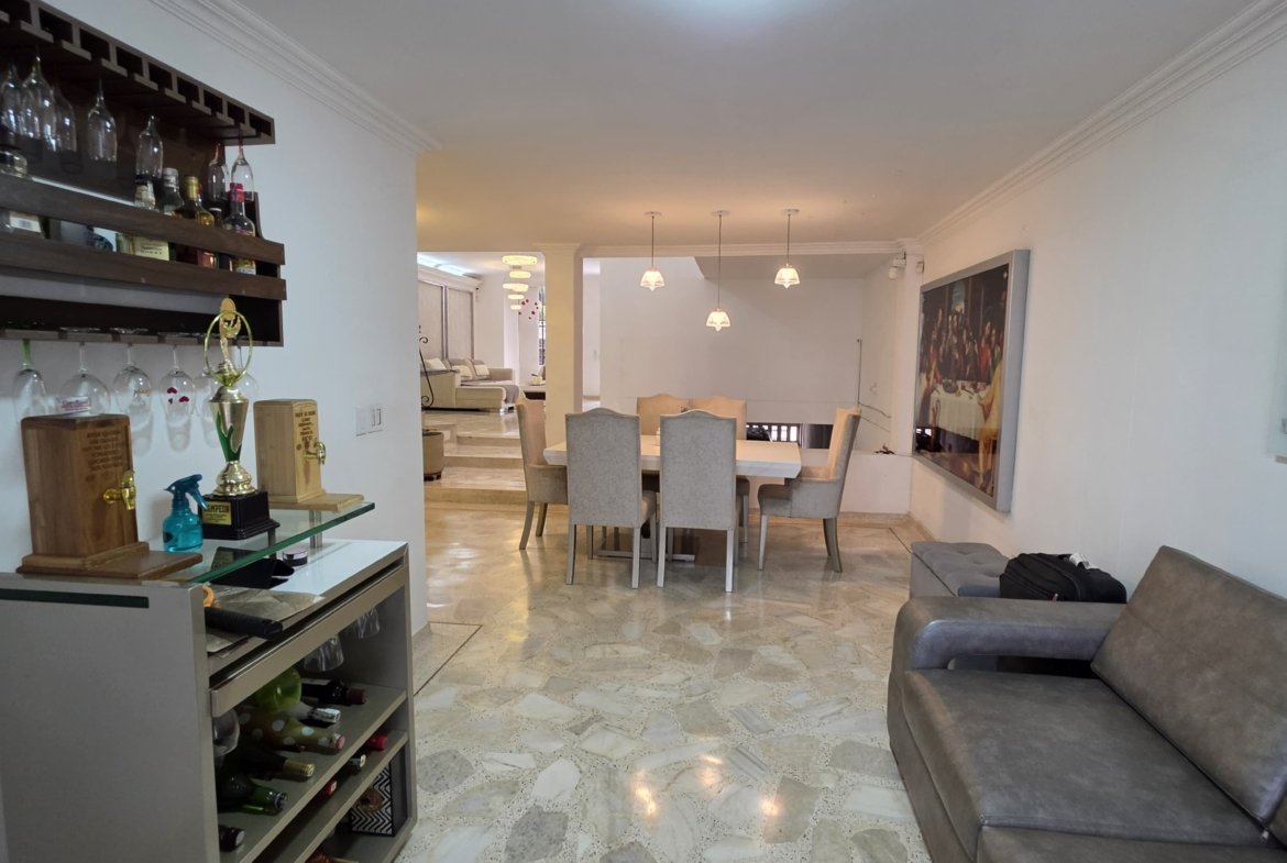Casa en venta en el Ingenio Cali de 440 metros de 3 niveles