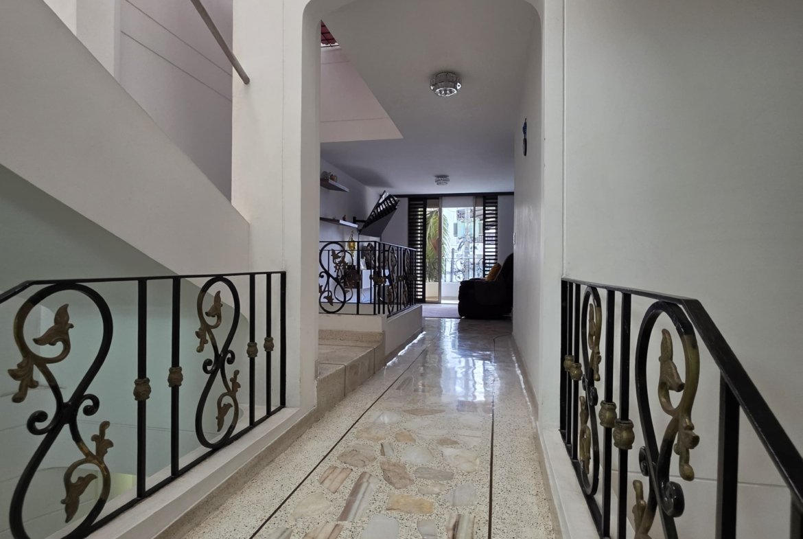 Casa en venta en el Ingenio Cali de 440 metros de 3 niveles