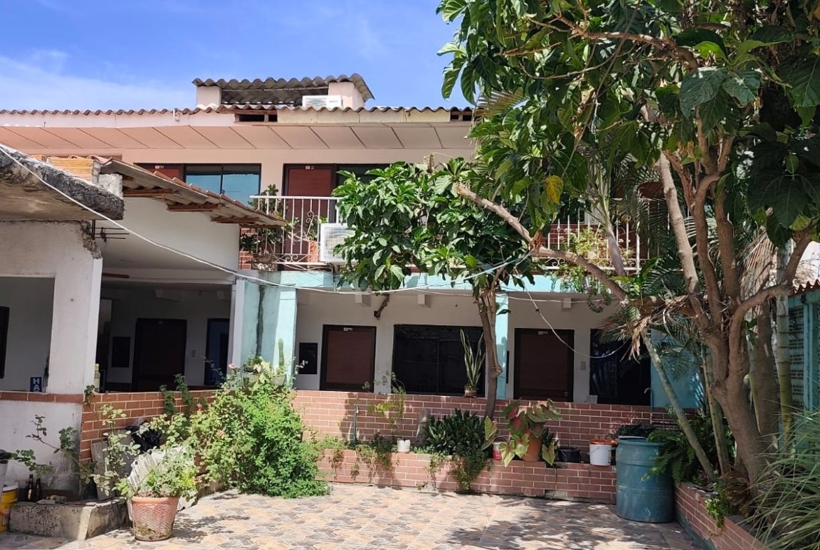 PROPIEDAD DE 600 M2, HOSTAL, LOCALES COMERCIALES Y CASA LOTE EN SANTA MARTA