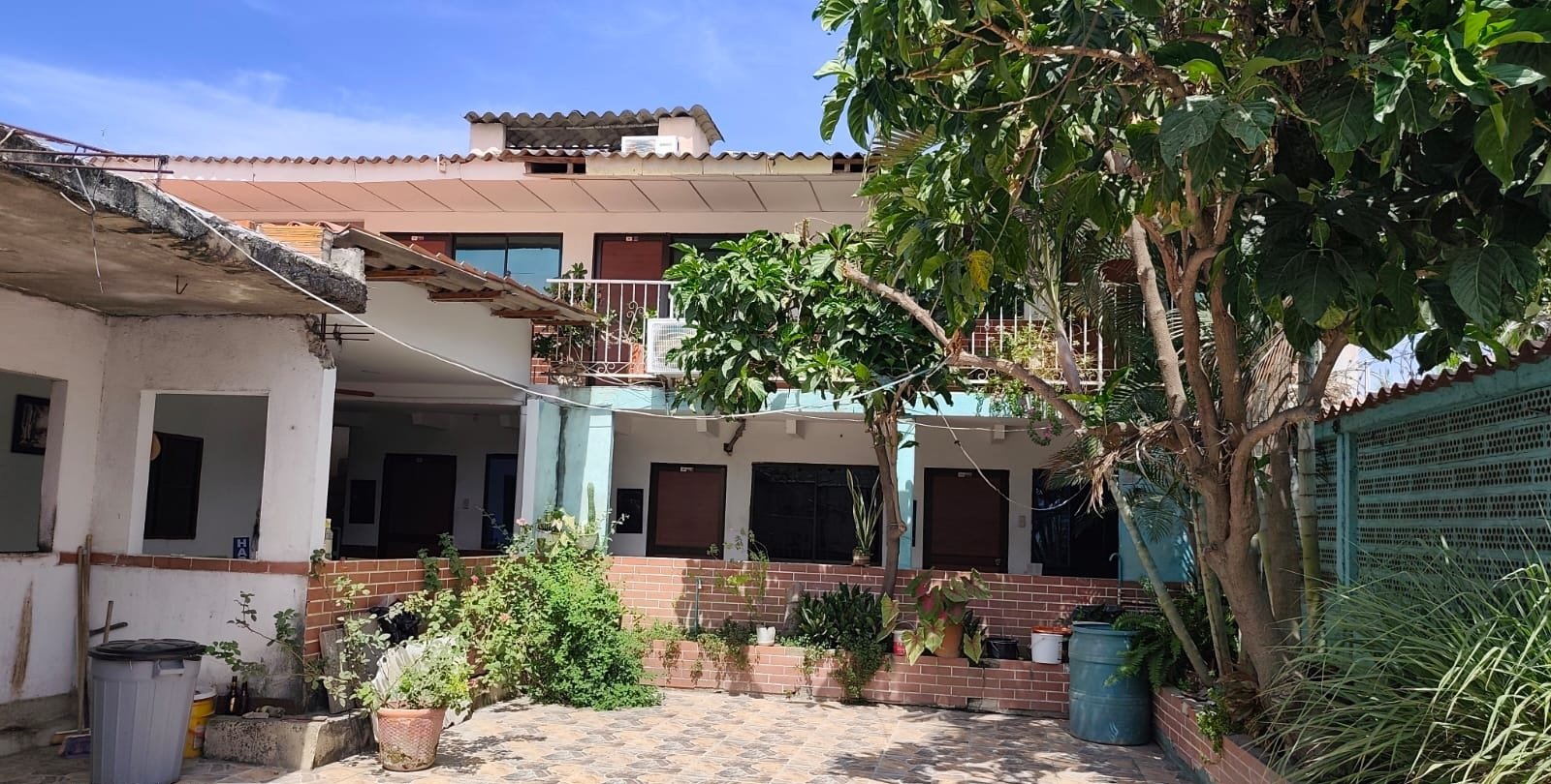 PROPIEDAD DE 600 M2, HOSTAL, LOCALES COMERCIALES Y CASA LOTE EN SANTA MARTA