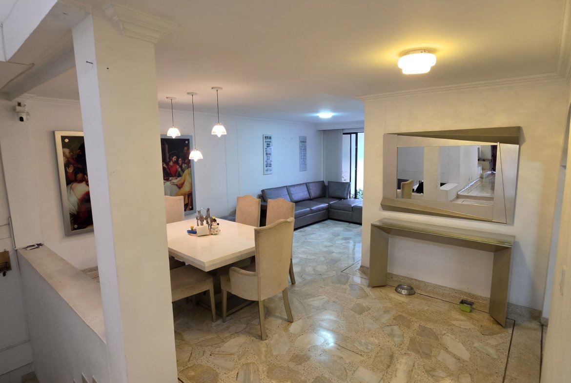 Casa en venta en el Ingenio Cali de 440 metros de 3 niveles