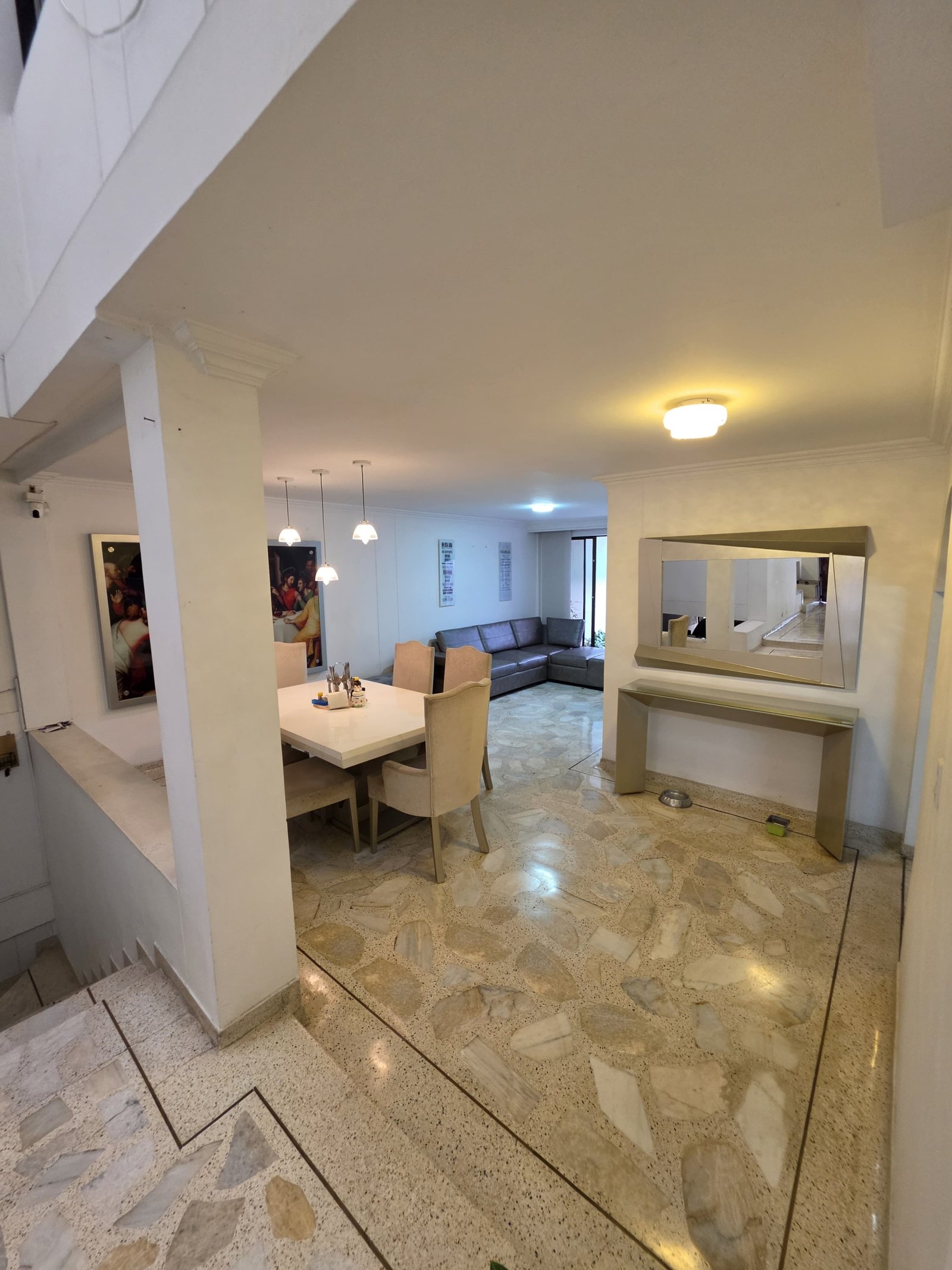 Casa en venta en el Ingenio Cali de 440 metros de 3 niveles