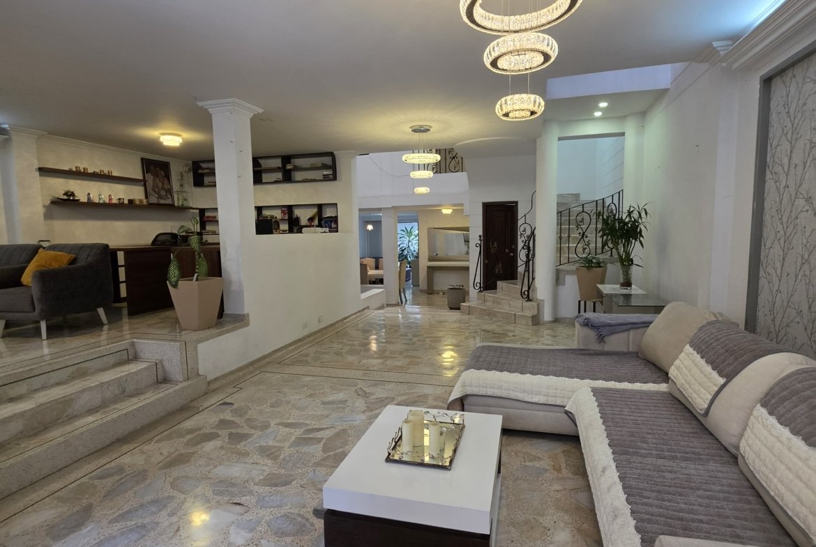 Casa en venta en el Ingenio Cali de 440 metros de 3 niveles