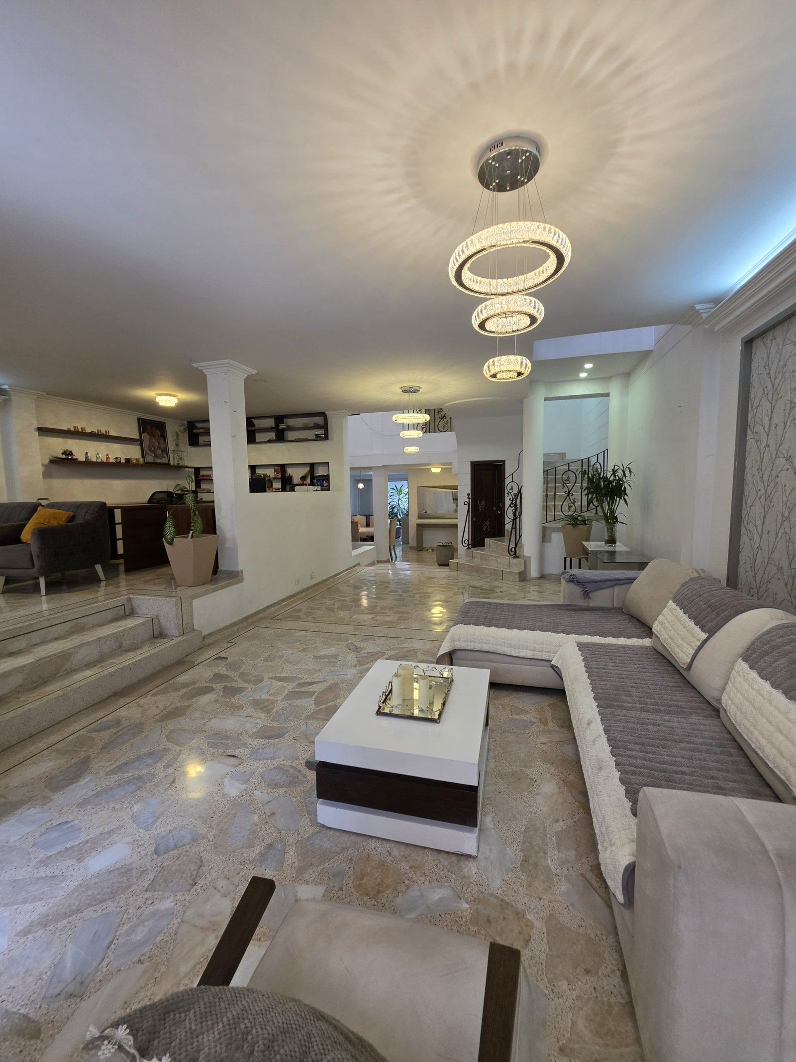 Casa en venta en el Ingenio Cali de 440 metros de 3 niveles
