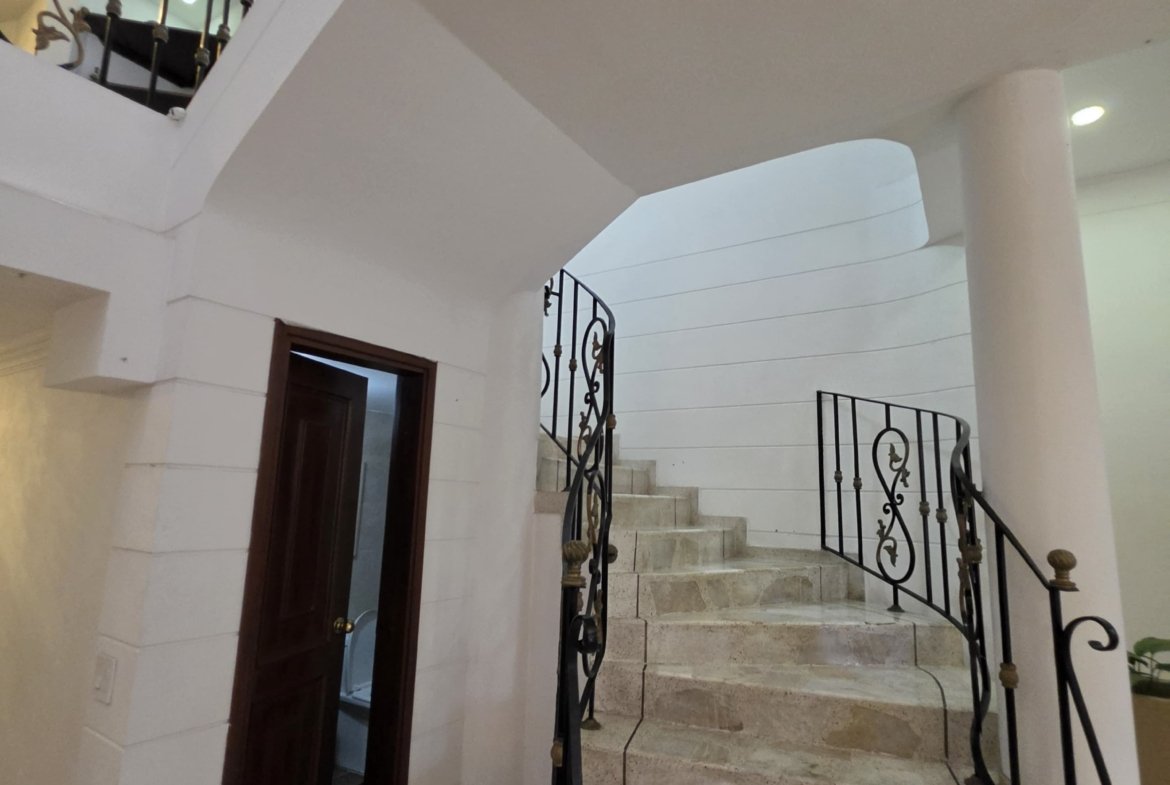 Casa en venta en el Ingenio Cali de 440 metros de 3 niveles