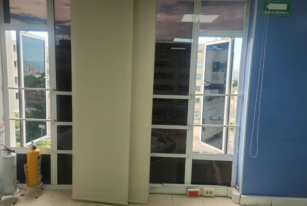 Oficina en venta ubicada en Rovira Plaza con parqueadero, Bucaramanga