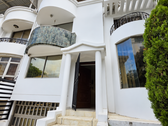 Casa en venta en el Ingenio Cali de 440 metros de 3 niveles
