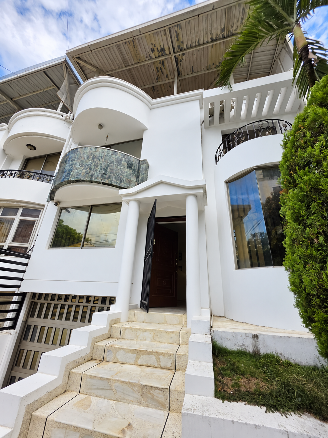 Casa en venta en el Ingenio Cali de 440 metros de 3 niveles