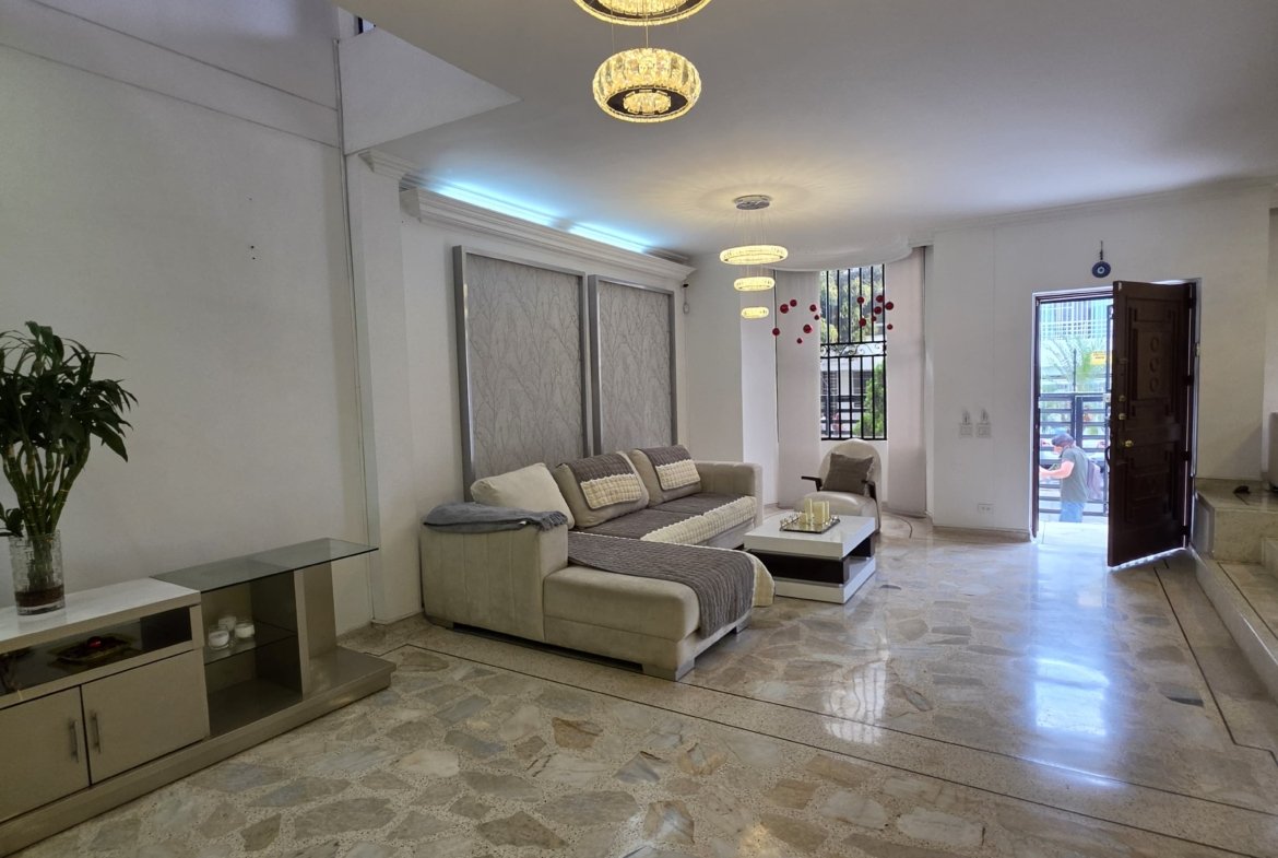 Casa en venta en el Ingenio Cali de 440 metros de 3 niveles