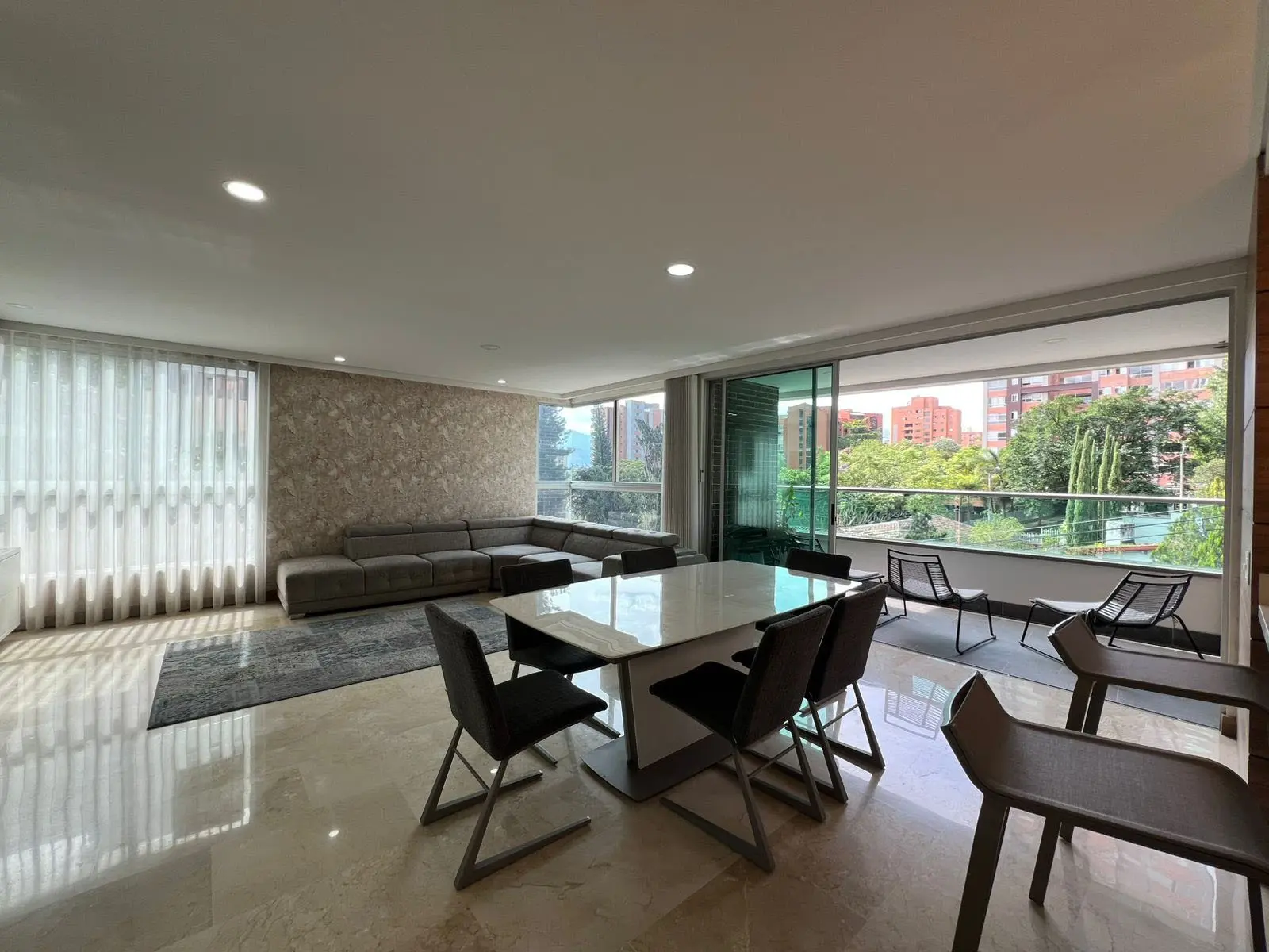 th.outside1200x1200.6a9ec9ecb6684_infocdn__naizkasdduy6c2axkjgtelwdq8isbsxjgrxtip11jpg Apartamento en Arriendo en El Poblado, Medellín