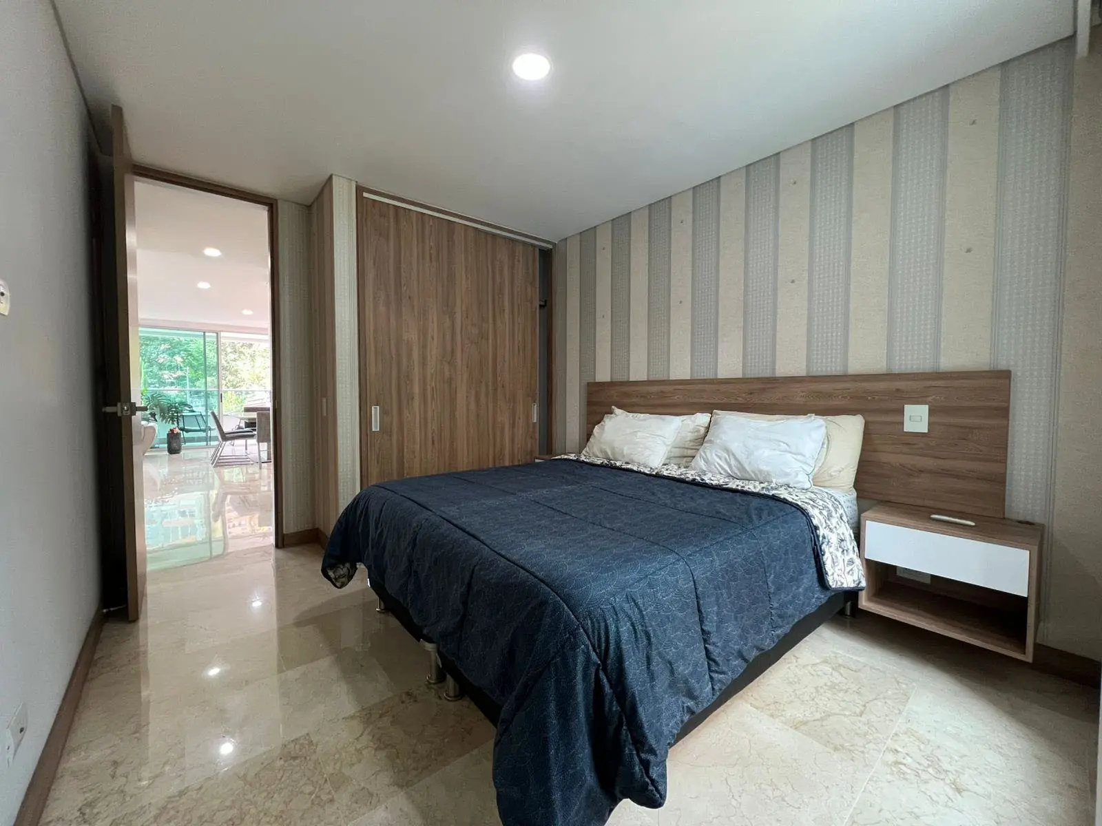 th.outside1200x1200.6a9ec9edac350_infocdn__wkhml3f0mijblaotqp87khmnk3yckji3jg87uws5jpg Apartamento en Arriendo en El Poblado, Medellín