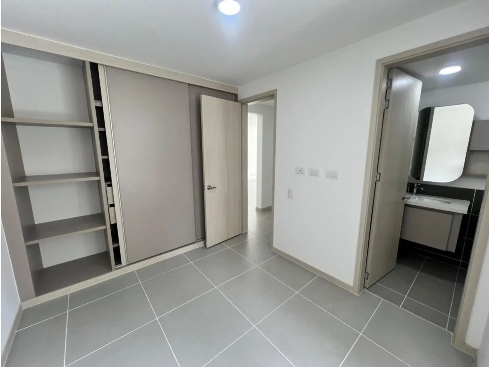 th.outside1200x1200.6a9ff9fe46f65_infocdn__r0coz2dop2qypr0uiemza8y5rvb7bvzsaejk9zyujpg Apartamento en Arriendo en Pance, Cali