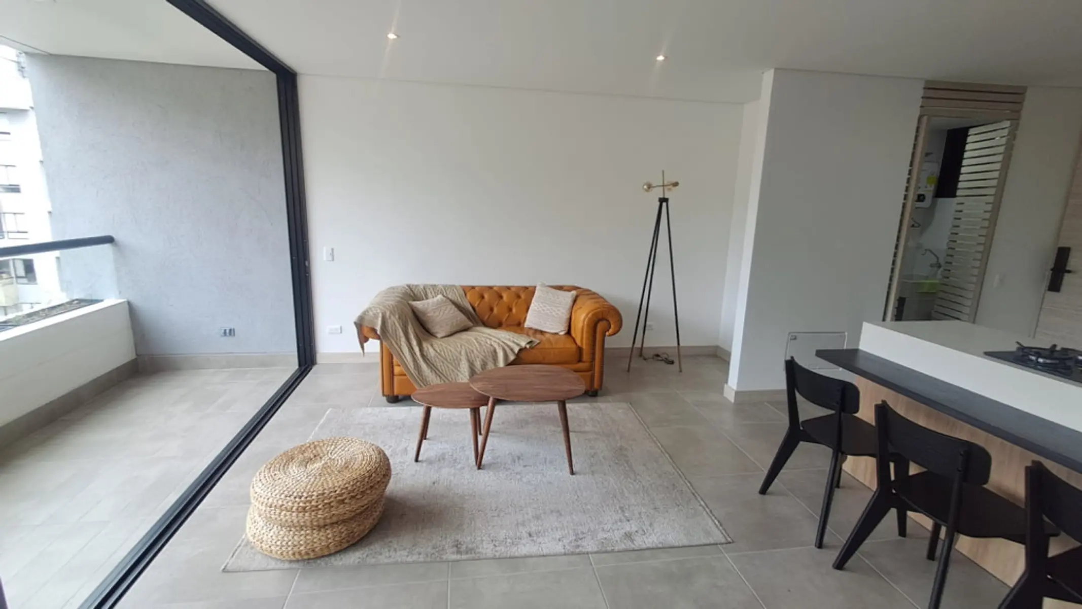 th.outside1200x1200.6aa80ac84a2ab_infocdn__31113-1-1789392474jpg Apartamento en Arriendo en El Poblado, Medellín