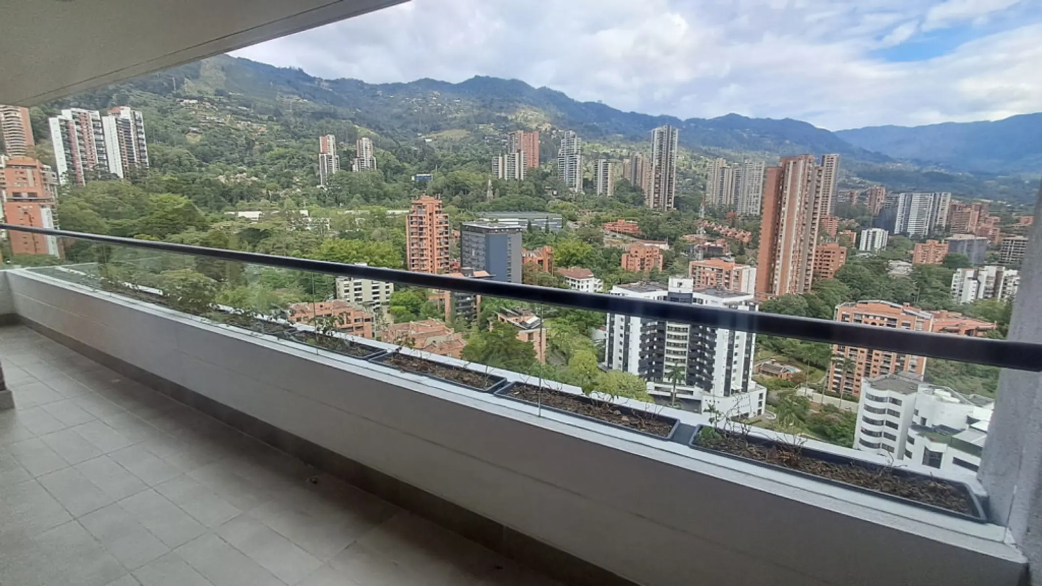 th.outside1200x1200.6aa80ac8876fd_infocdn__31113-2-1789392474jpg Apartamento en Arriendo en El Poblado, Medellín