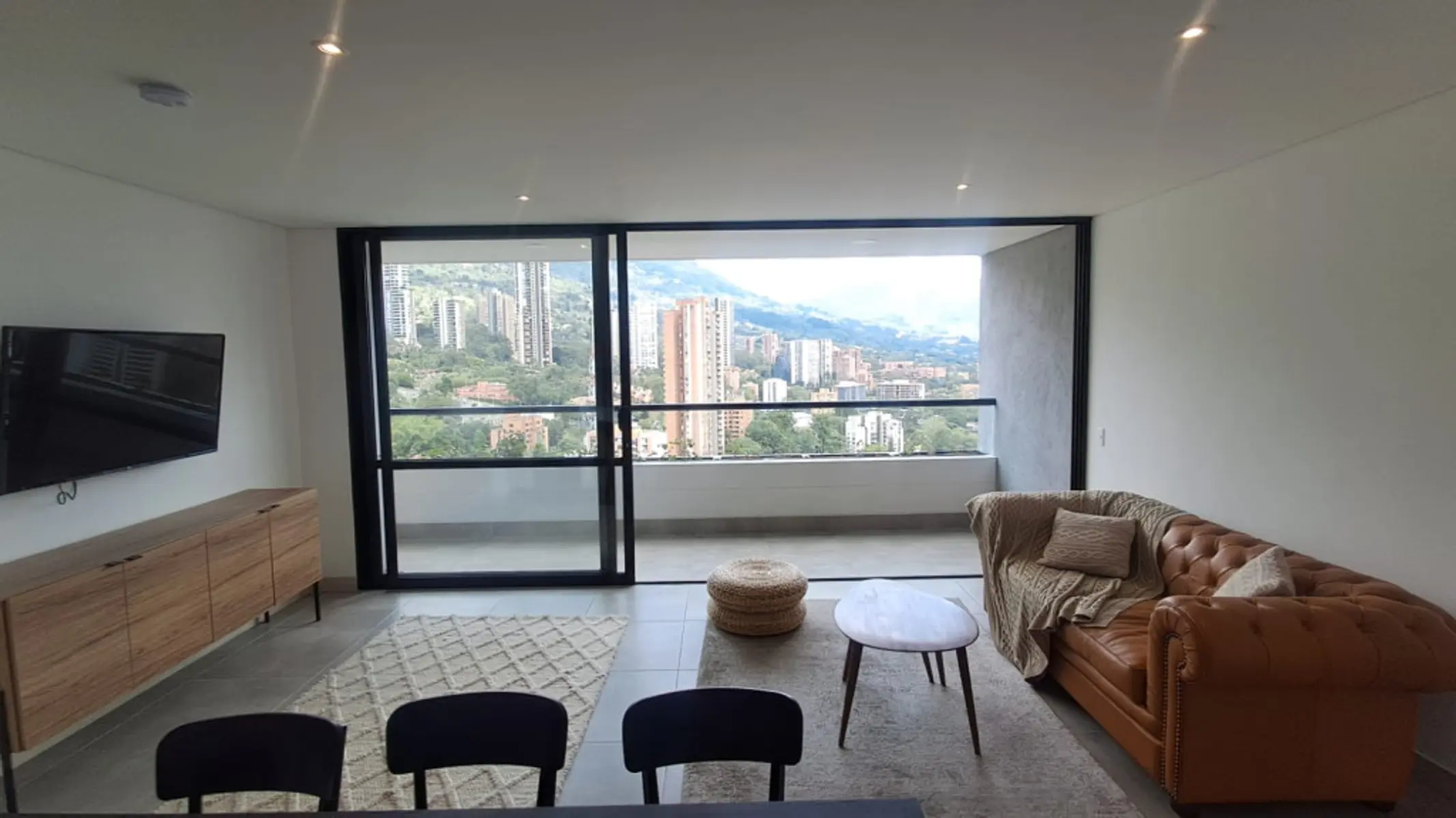 th.outside1200x1200.6aa80ac8aaf4f_infocdn__31113-3-1789392475jpg Apartamento en Arriendo en El Poblado, Medellín