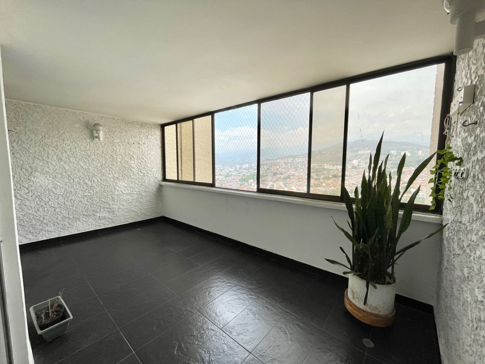 th.outside1200x1200.6ab27bda8dade_infocdn__xvfsioiem6mv8clnsvodstof9taaxdprxdoiralijpg Apartamento en Arriendo en Centro, Cali