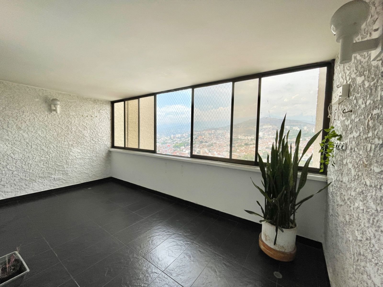 th.outside1200x1200.6ab27bda9e2e3_infocdn__pxqslwftvueok3kyu2p1opyglj788qvtlaw3w31bjpg Apartamento en Arriendo en Centro, Cali
