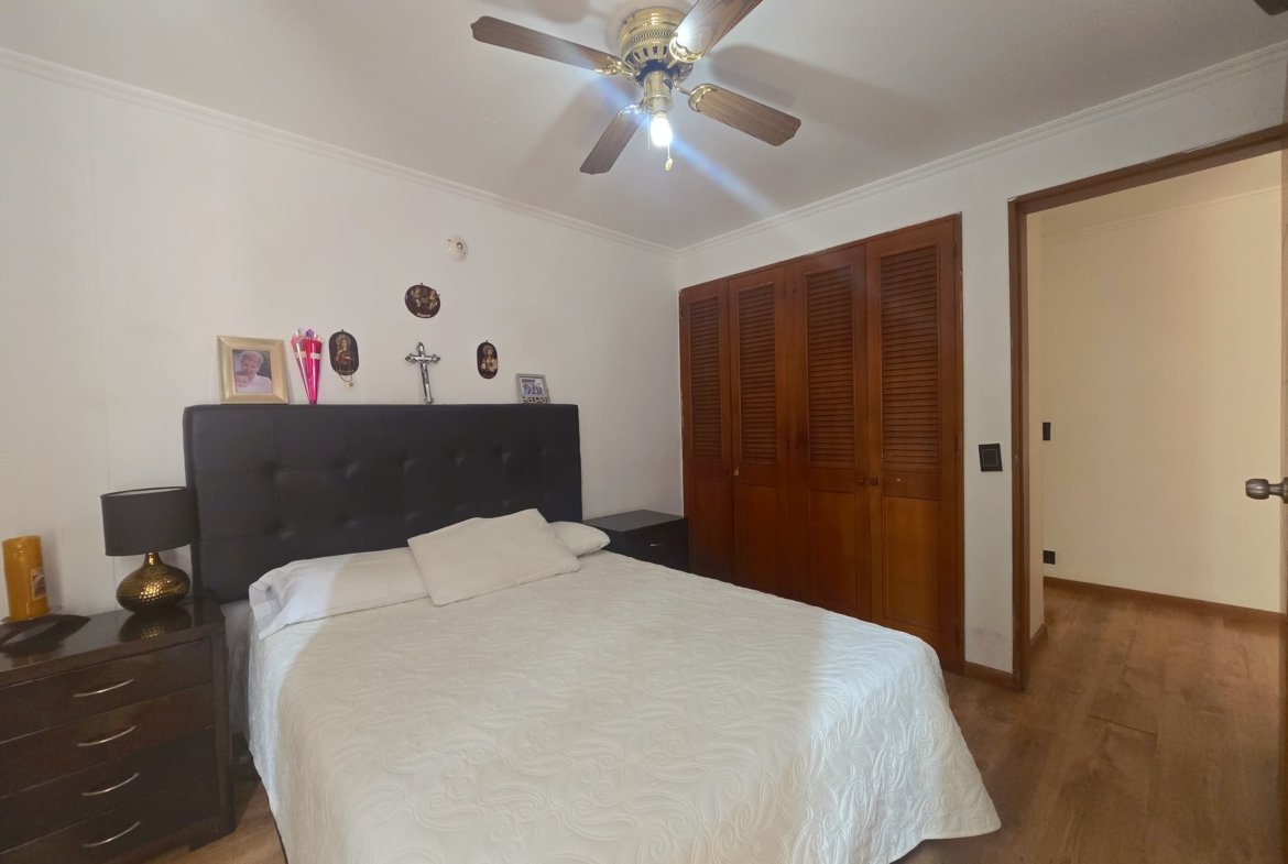 Apartamento en venta en Loma de los Bernal, Medellín