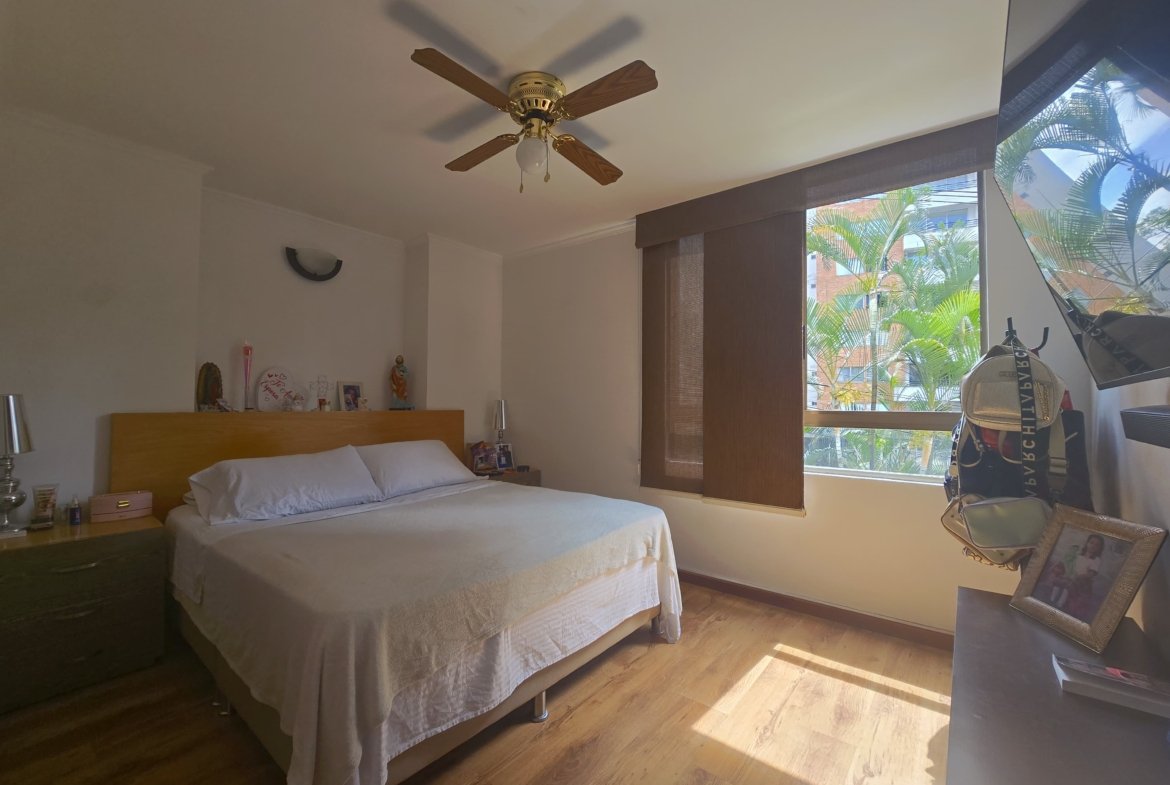 Apartamento en venta en Loma de los Bernal, Medellín