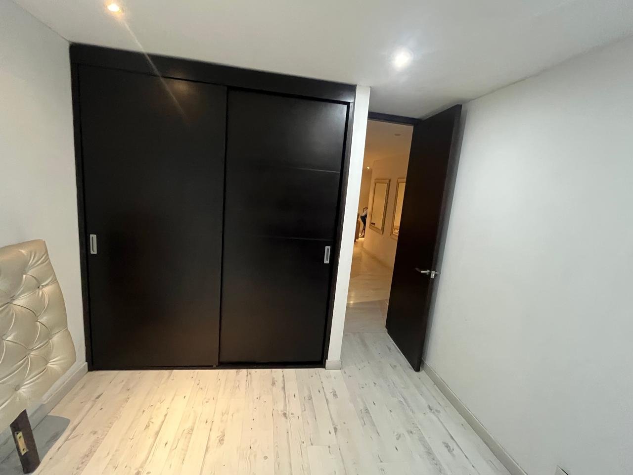 PHOTO-2026-10-12-19-10-19 14 vendo apartamento iluminado dos parqueaderos